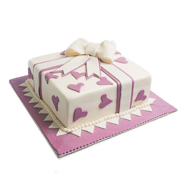 Bela torta sa ljubičastim srcima