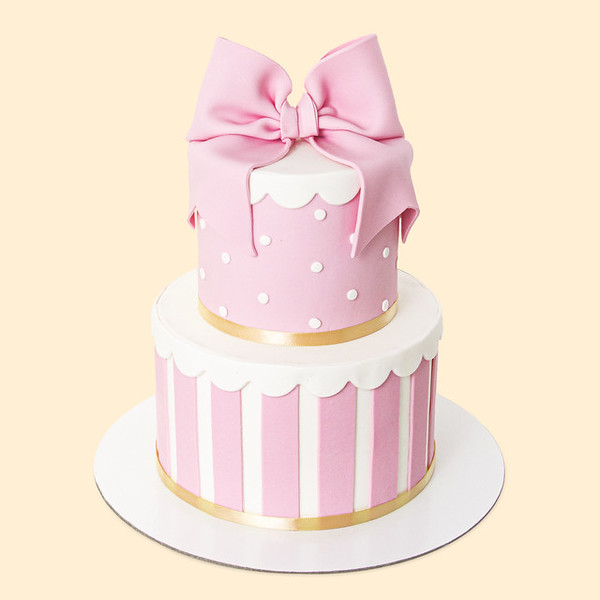 Pink torta sa prugama i tufnama