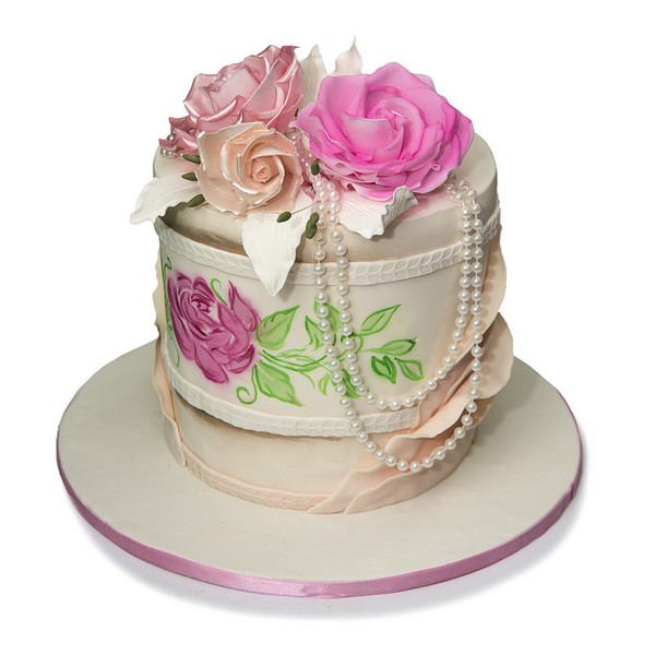 Elegantna torta sa biserima i ružama