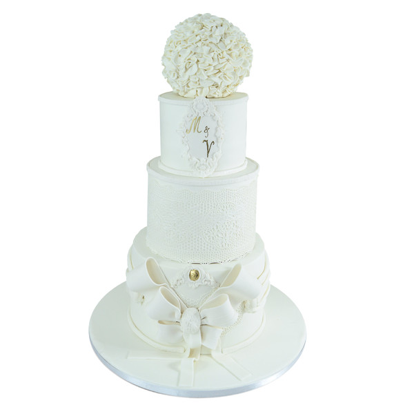 Snežno bela svadbena torta
