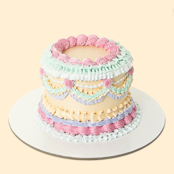 Retro torta u pastelnim bojama