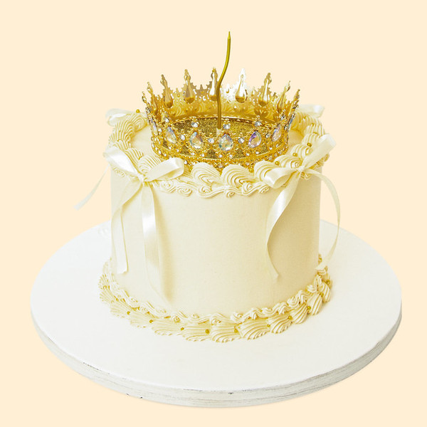 Torta sa krunom i mašnicama