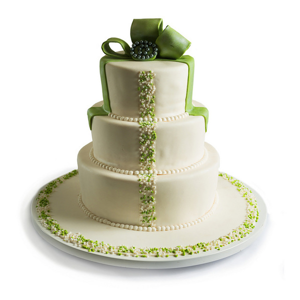 Svadbena torta sa zelenom mašnom